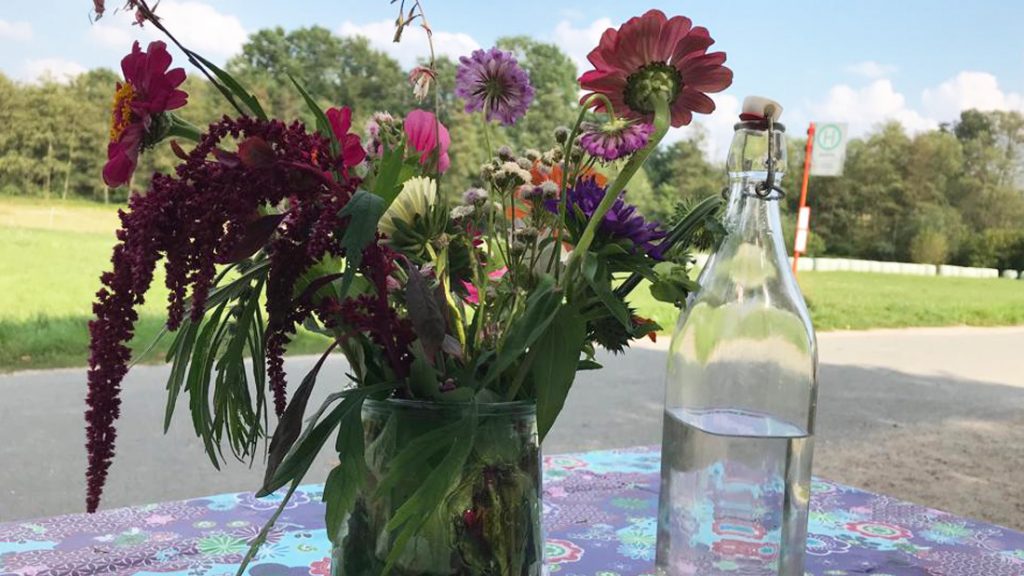 Ein schöner bunter Blumenstrauß steht auf einem Tisch am LERNORT