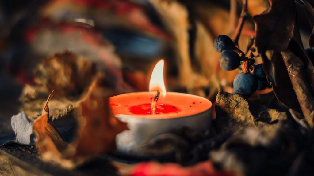 Eine Kerze stimmt auf das adventliche Singen am LERNORT ein